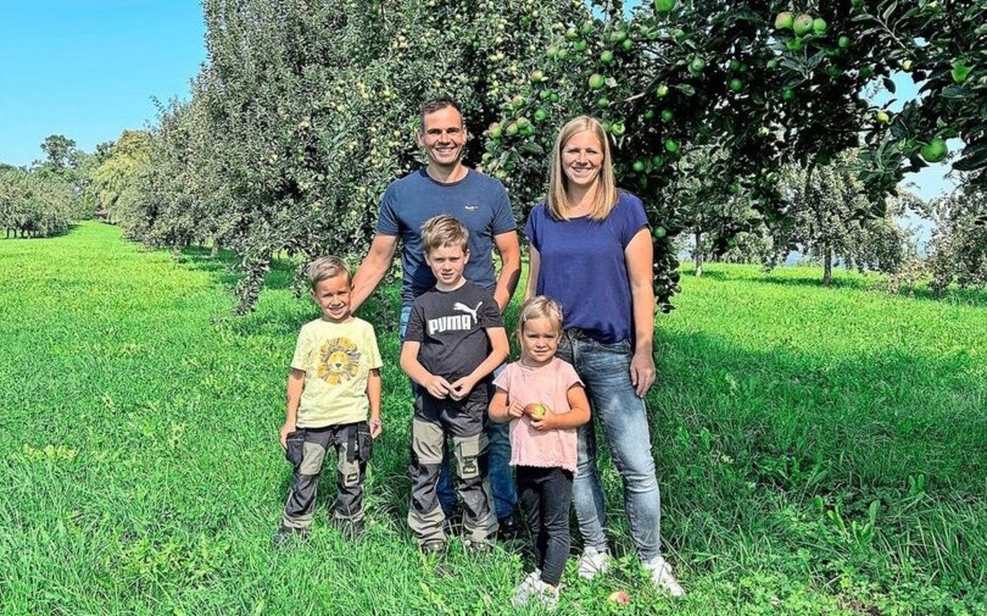 Die Familie Hafner vor einem ihrer Hochstamm-Apfelbäumen: Astrid und Philipp Hafner-Popp mit den Kindern Pascal, Mauro und Anna (v.l.).