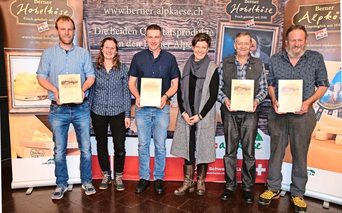Geehrt als langjährige Älplerinnen und Älpler (v. l. n. r.): Patric und Manuela Bühler-Tschanz, Andreas Hadorn und Sandra Oehrli, Christian Fahrni und Ernst Fuchs.