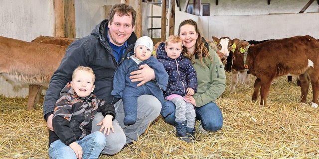 Ronni und Sabrina Vögeli mit ihren Kindern Henry, Leo und Eline. Seit 1709 befindet sich der Betrieb im Besitz der Familie Vögeli, Hauptstandbein ist heute die Munimast, wichtige Betriebszweige sind die Energie- und Wärmeproduktion.