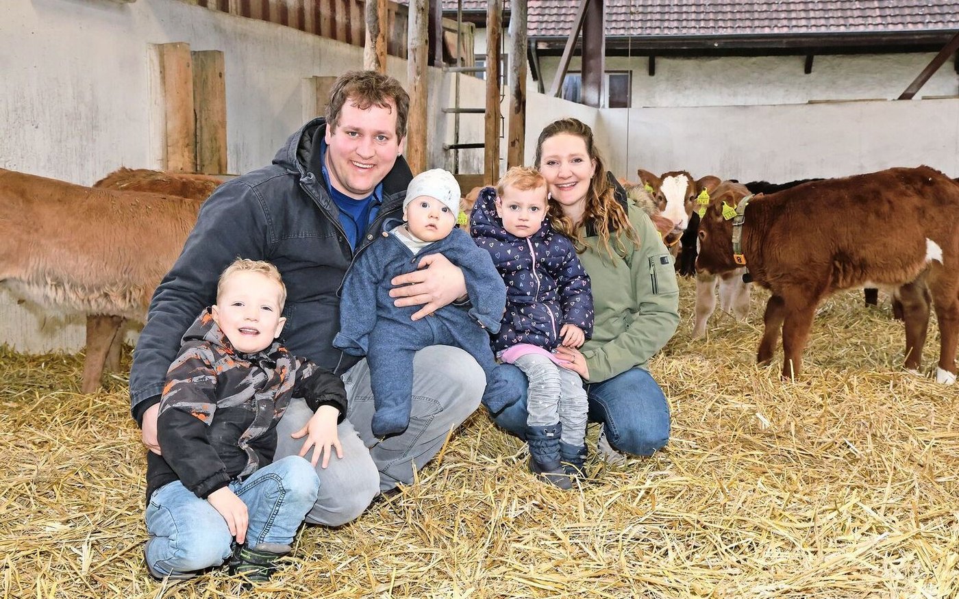 Ronni und Sabrina Vögeli mit ihren Kindern Henry, Leo und Eline. Seit 1709 befindet sich der Betrieb im Besitz der Familie Vögeli, Hauptstandbein ist heute die Munimast, wichtige Betriebszweige sind die Energie- und Wärmeproduktion.