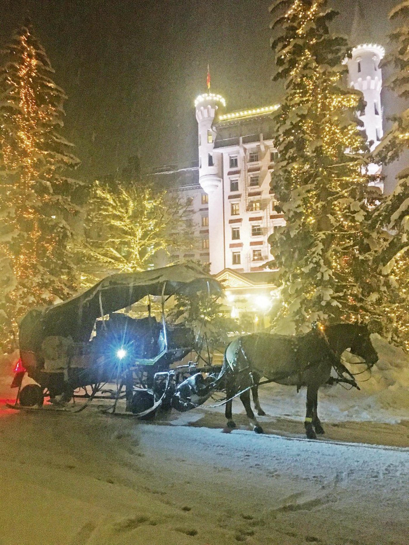 Hier wartet Johann von Grünigen vor dem Hotel Palace in Gstaad geduldig auf die Kunden.(Bild zVg)