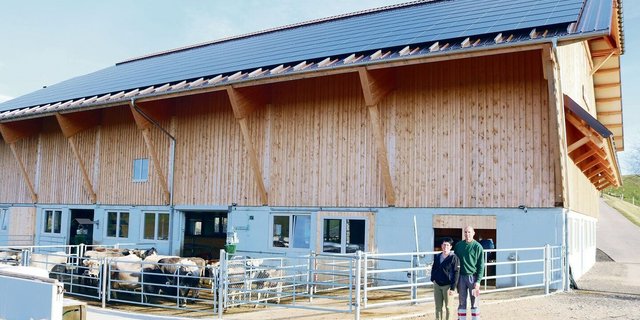 Zufrieden vor der neuen Mutterkuhscheune: Betriebsleiterpaar Patrizia und Bernhard Schöpfer.