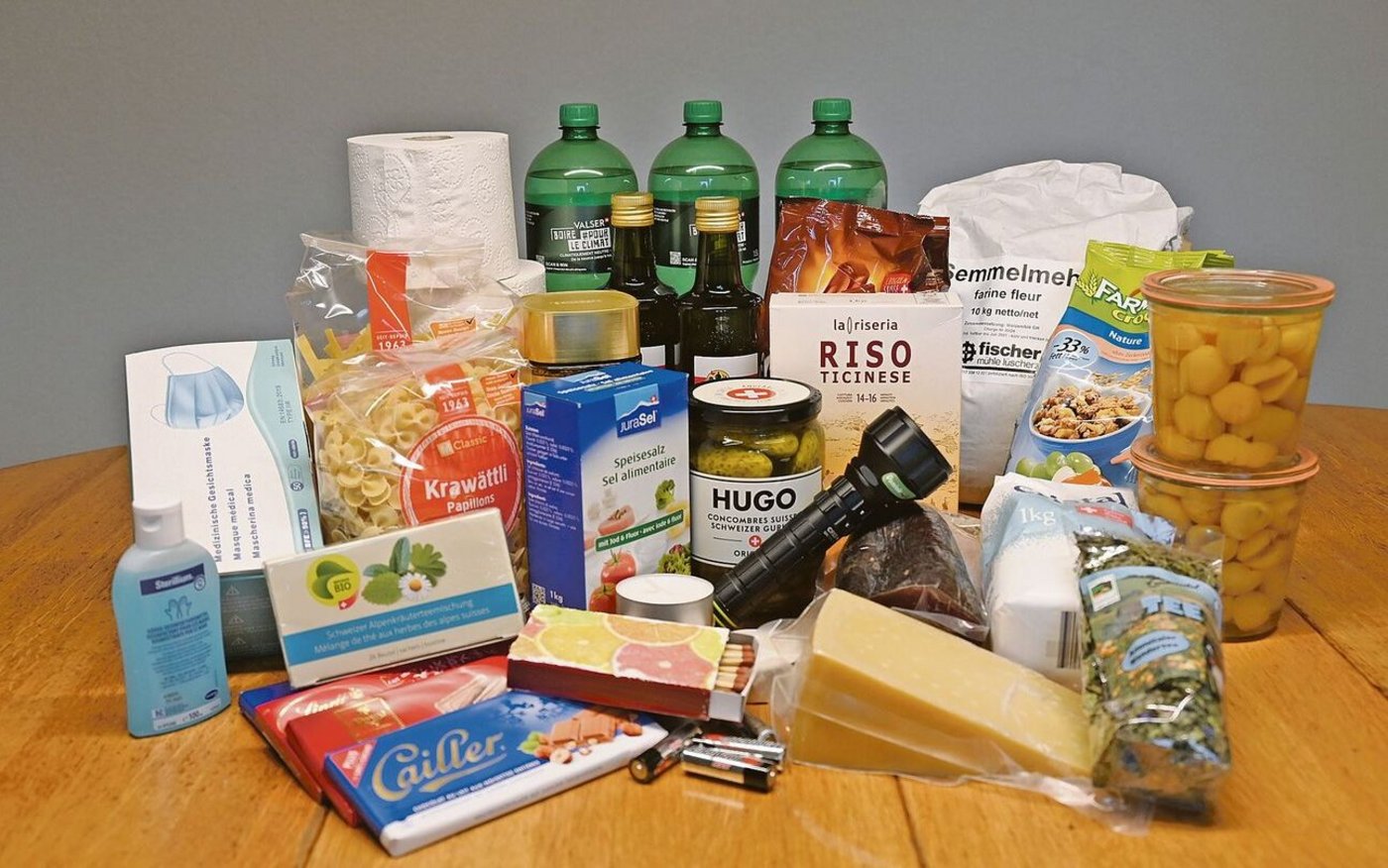 Ungefähr so sieht ein Notvorrat aus. Wichtig ist zudem Bargeld: Geldautomaten funktionieren bei Stromausfall nicht.