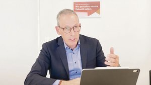 «Im mittleren Preiss «Im mittleren Preissegment ist mehr Ökologie ebenfalls wichtig», sagt Philipp Wyss zur verstärkten Zusammenarbeit mit IP-Suisse, etwa bei Äpfeln und Karotten.