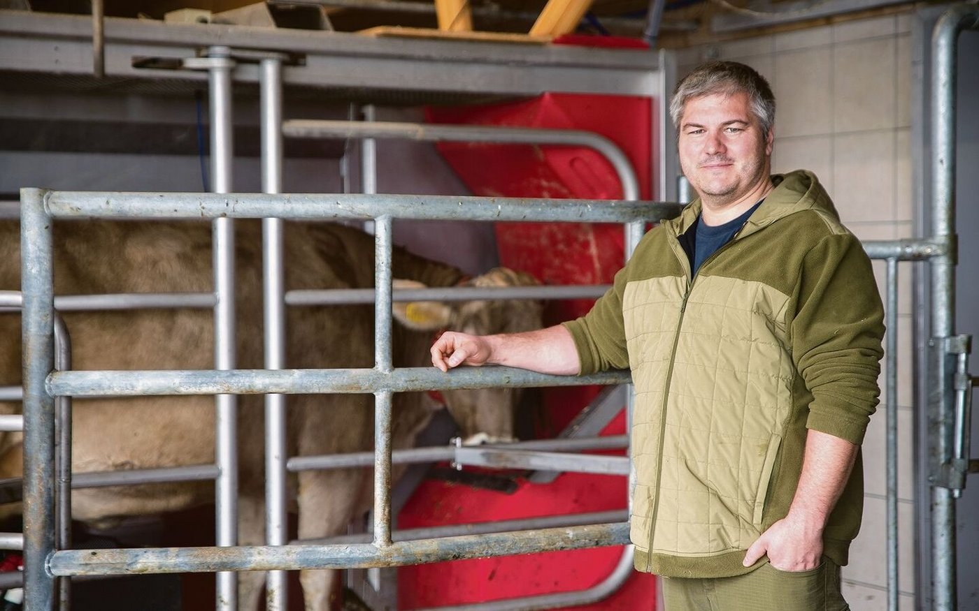 Ramon Custer steht vor dem "neuen alten" Melkroboter.