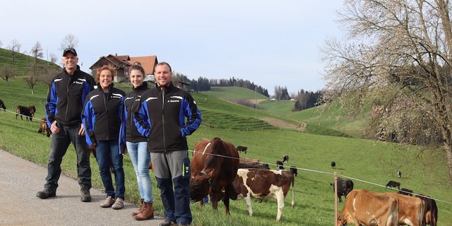 Familie Areggers Kühe sollen Milch allein aus Weidegras produzieren. (V. l. n. r.): Ignaz und Beatrice Aregger, Celine Schumacher und Kilian Aregger haben durch das automatische Melksystem mehr Freiheit gewonnen. (Bild DeLaval)