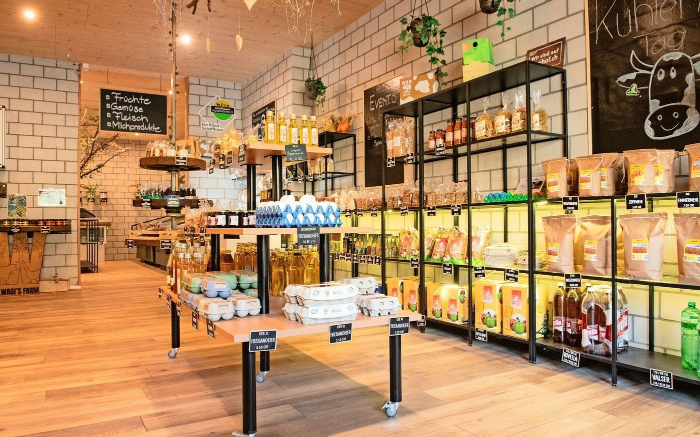 Auf Wagis Farm entstehen über 200 Produkte; vieles ist im Hofladen erhältlich. Das Sortiment ist beeindruckend breit.