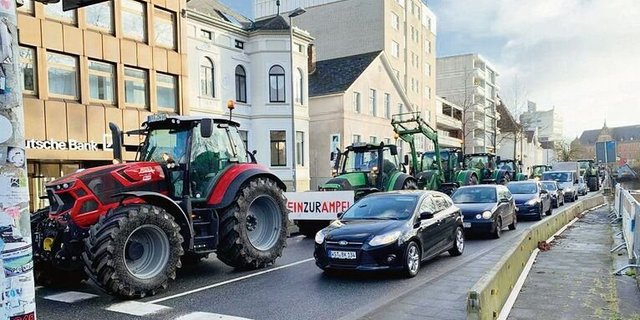 «Nein zur Ampel» steht auf einem Plakat. In Oldenburg wurde vor Weihnachten mit Treckern gegen die geplanten Einsparungen der Ampel-Regierung demonstriert.