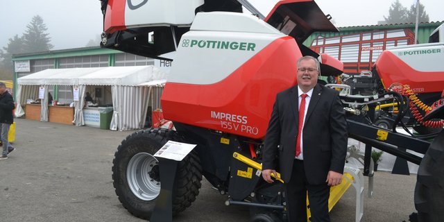 Hanspeter Hitz von Pöttinger zeigt stolz ihre neue Rundballenpresse. Diese wurde neu ins Sortiment aufgenommen. (Bild Peter Fankhauser)