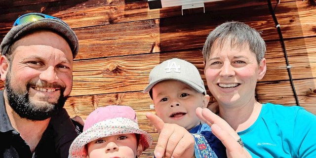 Freuen sich schon auf den Alpsommer: Reto und Corina Blöchlinger mit ihren beiden Kindern Ronya und Cyrill.
