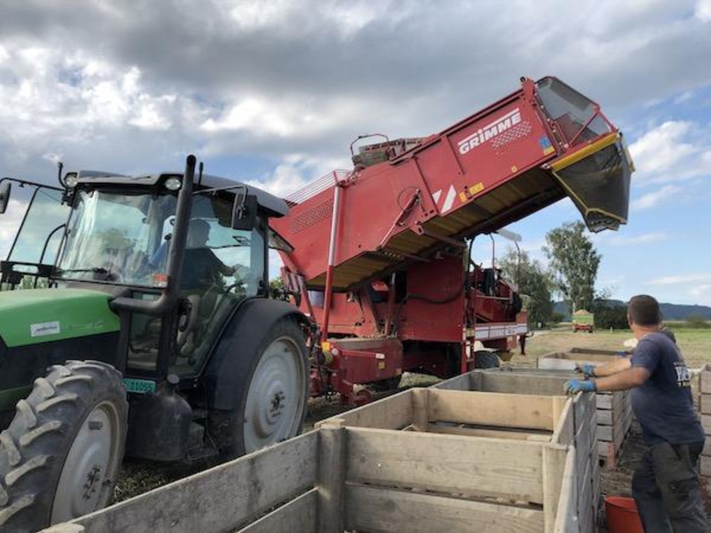 Kartoffelvollernter gemietet inklusive Chauffeur: Früher hatte die Autorin Nachmittage lang den Job des Fahrers. Das war für sie recht langweilig und etwas einsam. (Bilder et)