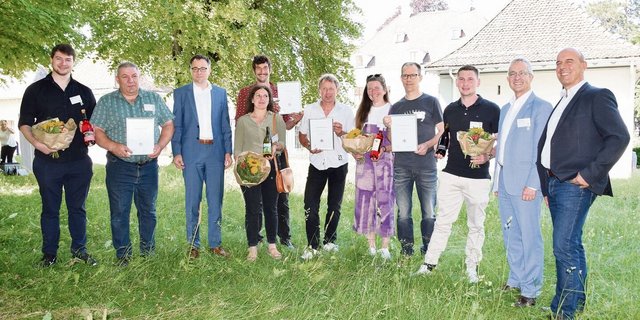 Die Siegerinnen und Sieger der Staatsweine 2023. Umrahmt von Politik und Prominenz. 