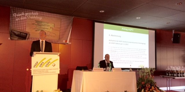 Präsident Hannes Germann und Direktor Jimmy Mariéthoz nahmen mit Erleichterung Kenntnis vom klaren Abstimmungsergebnis. (Bild Adrian Krebs)