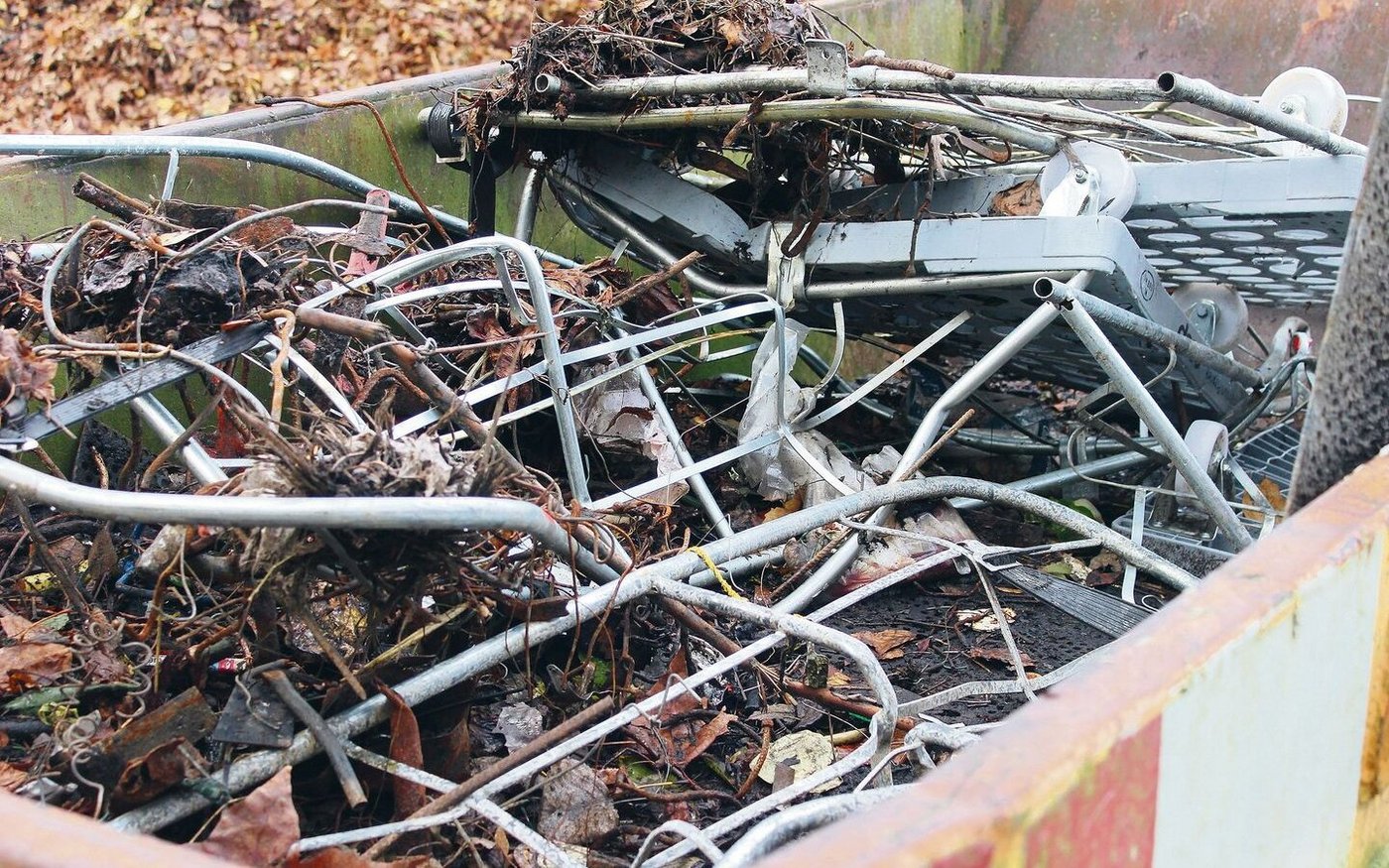 Ein Kipper mit Metallen, die in Grünabfällen gefunden wurden. Plastik ist also nicht allein für die Verschmutzung verantwortlich.