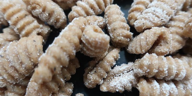 Selbst gemachte «Gnocchi Sardi» aus Emmer. Der Pastateig besteht nur aus Emmer-Griess und Wasser. Salz sucht man im Rezept vergebens. (Bild et)
