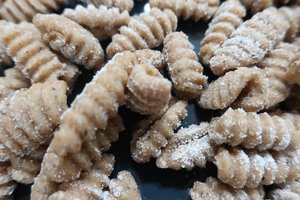 Selbst gemachte «Gnocchi Sardi» aus Emmer. Der Pastateig besteht nur aus Emmer-Griess und Wasser. Salz sucht man im Rezept vergebens. (Bild et)