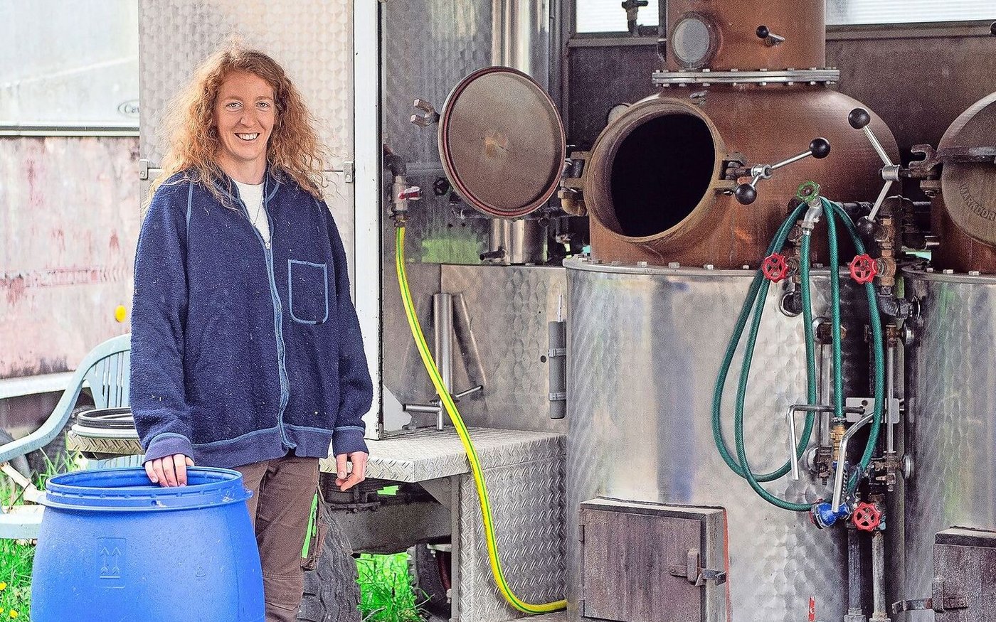 Zur Lohnbrennerei kam die Landwirtin eher zufällig und nun ist diese eines ihrer verschiedenen Betriebszweige.