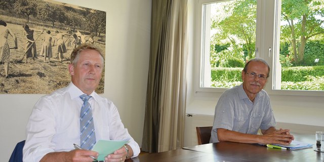 Präsident Markus Hausammann (links) und Geschäftsführer Werner Aus der Au informierten zu den behandelten Gesuchen und zum Geschäftsgang der Thurgauer Genossenschaft für landwirtschaftliche Investitionskredite und Betriebshilfe. (Bild Isabelle Schwander)