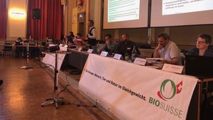 Bio Suisse: Ab 2022 nur noch Schweizer Futter Sah sich einmal mehr lebhaften Diskussionen gegenüber: Der Bio-Suisse-Vorstand mit Präsident Urs Brändli am Stehpult. (Bild jw)