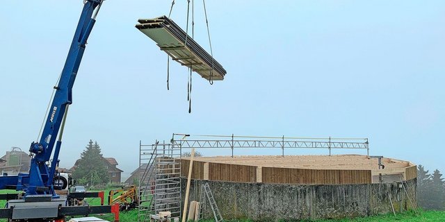 Als Baumaterial neben Beton weit verbreitet: Abdeckung von Güllesilos mit Holzelementen. Noch sind viele der 1200 Luzerner Güllelager nicht abgedeckt. 