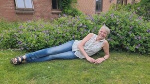 Einfach so entspannt Einfach so entspannt rumliegen kommt bei Lisbeth Arnbjerg nicht häufig vor: Die 56-Jährige bewirtschaftet mit Mann, Sohn und drei Angestellten einen Hof in Olgod, einem Ort im Westen des dänischen Jütlands.