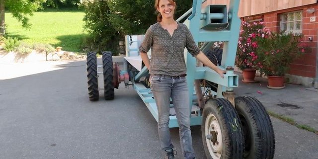 Kathrin Frei führt ihre hydraulische Baumleiter vor, die ihr Mann Lukas eigens für sie gebaut hat. «Die einzige mit elektrischem Antrieb.» (Bilder Esther Thalmann)