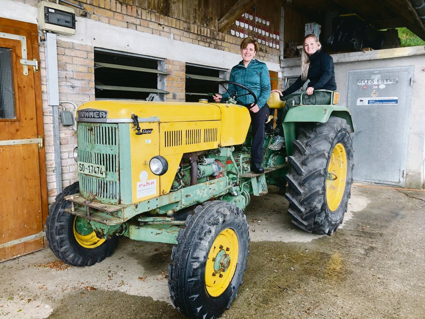 Kathrin Niemetz und ihre Lernende Martina Ackermann auf dem Bührer der Reihe «Super». (Bild et)