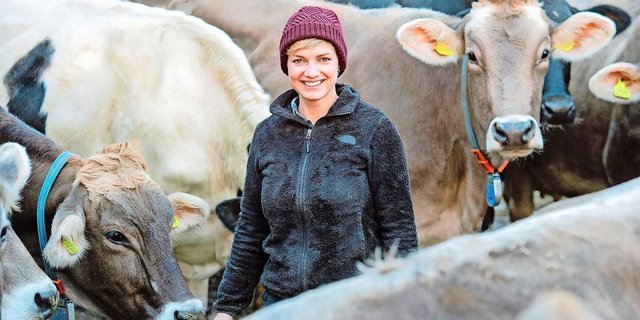 Auf dem Betrieb ihres Arbeitgebers, mitten zwischen den Kühen, fühlt sich Céline Spirig am wohlsten.