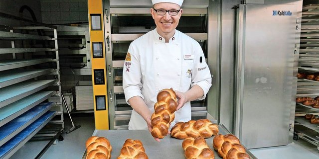 Urs Röthlin präsentiert Butterzöpfe. Sie galten schon im 15. Jahrhundert im Bernbiet als Symbol für Fest- und Sonntage. 
