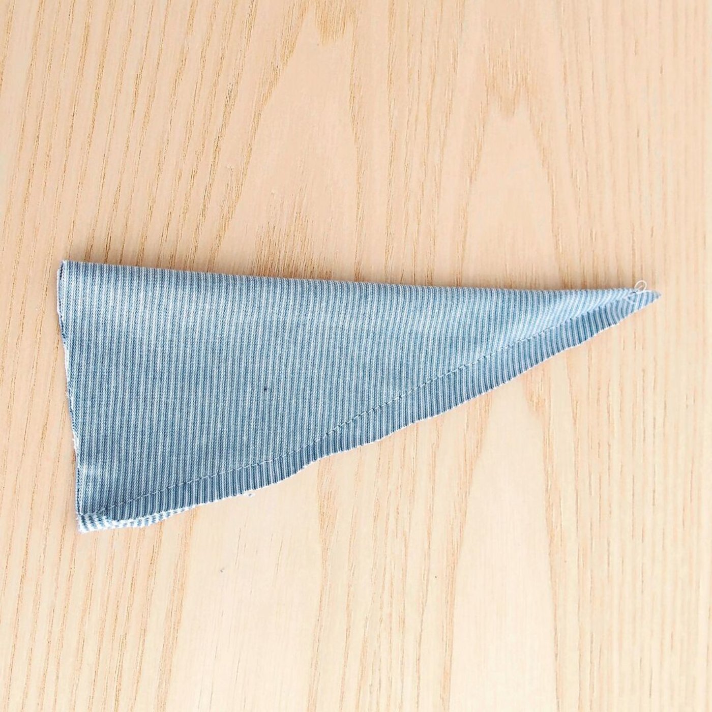 Stoff rechts auf rechts legen. Die langen offenen Kanten zusammennähen.