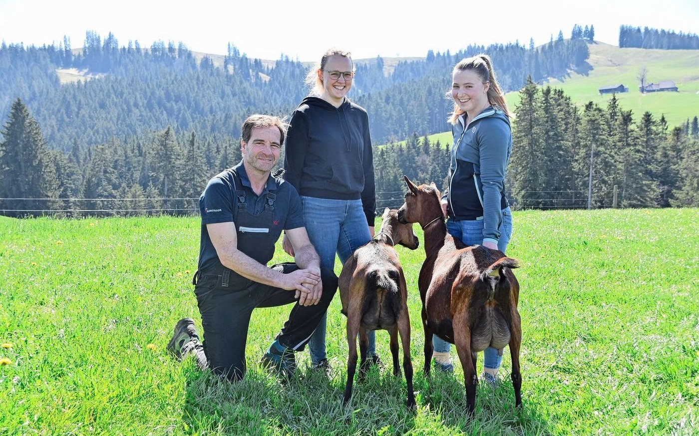 Martin Beer mit seiner Partnerin Cécile Berger und mit seiner Tochter Deborah Beer (v. l. n. r.).