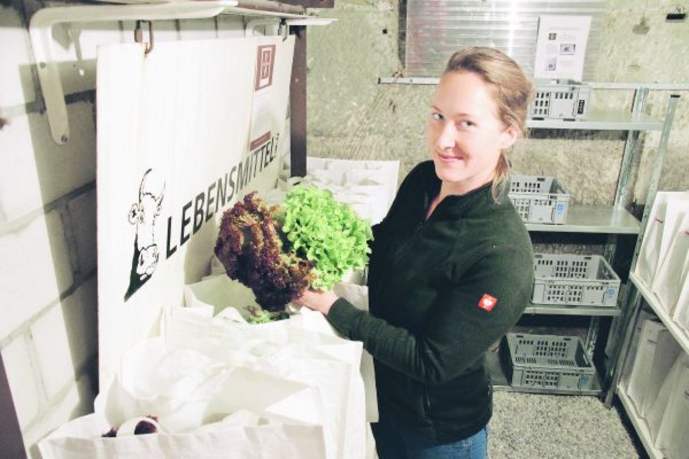 Rachabh Krebs bringt Soliterre-Taschen in den Q-Laden im Berner Lorraine Quartier. Dort ist eines der zwölf Depots, die der Verein jeweils am Mittwoch beliefert. (Bild Lotta Köppel)