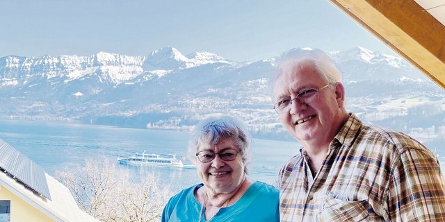 Gertrud Zumsteg, heute 87, und ihre Mann Josef, 76, auf dem Balkon ihres Hauses in Faulensee: Im Berner Oberland fanden die beiden nach der Pensionierung eine neue Heimat. 