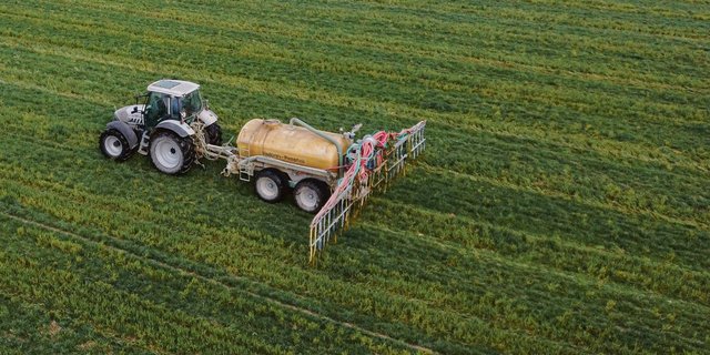 Schleppschlauchverteiler im Einsatz: Die Beiträge wurden verlängert, ab 2022 ist die Massnahme aber Teil des ökologischen Leistungsnachweises (ÖLN) und damit ohne Beitrag.(Bild Ruth Aerni)