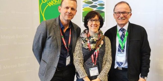 Adrian Krebs übergibt den SAJ-Vorstandssitz an Jeanne Woodtli, Markus Rediger, Präsident IFAJ (v.l.n.r.). (Bild zVg)