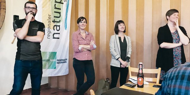 Braumeister Zdzislaw Koltun, Gerstenproduzentin Martina Jenzer Ruh, Marketingleiterin Andrea Imthurn, Lisa Landert vom Regionalen Naturpark Schaffhausen.(Bild Stü)