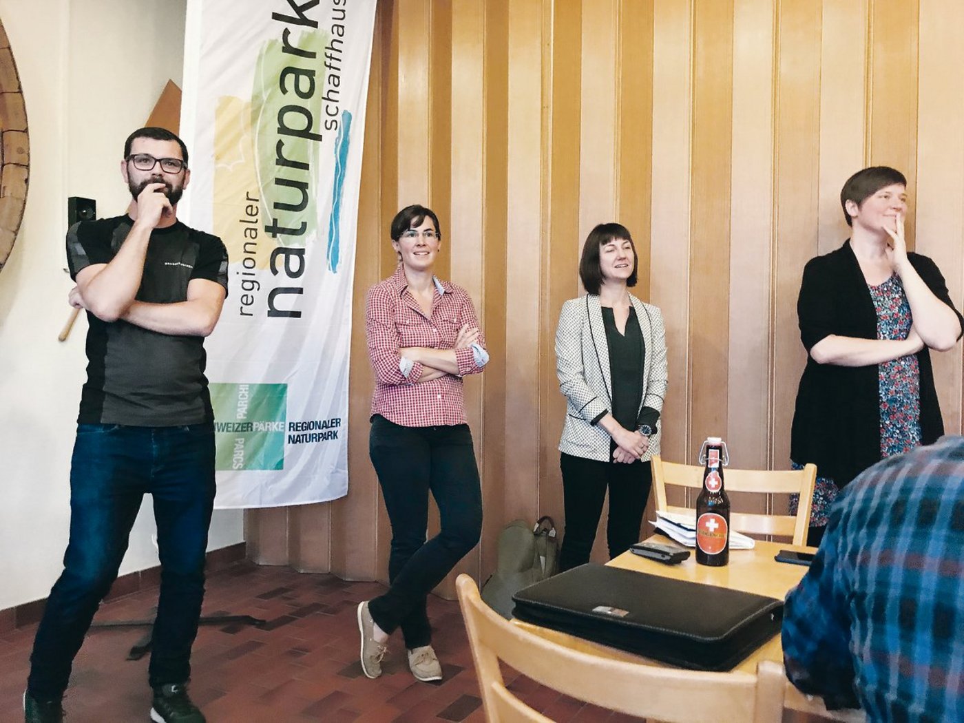 Braumeister Zdzislaw Koltun, Gerstenproduzentin Martina Jenzer Ruh, Marketingleiterin Andrea Imthurn, Lisa Landert vom Regionalen Naturpark Schaffhausen.(Bild Stü)