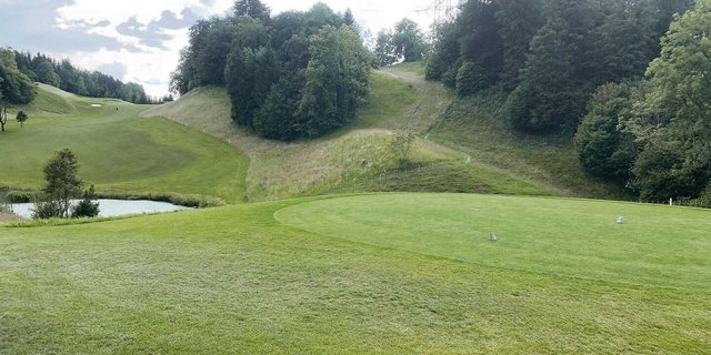 Insbesondere die Greens, welche rund um das Loch liegen, benötigen viel Pflege wie eine intensive Düngung und Behandlungen mit Pflanzenschutzmitteln.