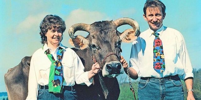 Zusammen mit ihren stolzen Besitzern Erika und Guido Strebel schaffte es die Hornkuh Mörli auf das Titelbild des Fachmagazins «Rinderzucht Braunvieh» und kam damit zu internationaler Medienpräsenz.