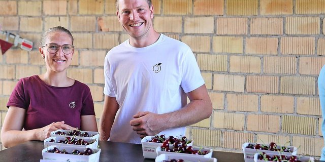 Anina Wildisen und Pascal Rohrer freuen sich über das sehr gute Kirschenjahr. Auf dem Betrieb Wildisen wird nach dem NHF-Programm produziert.