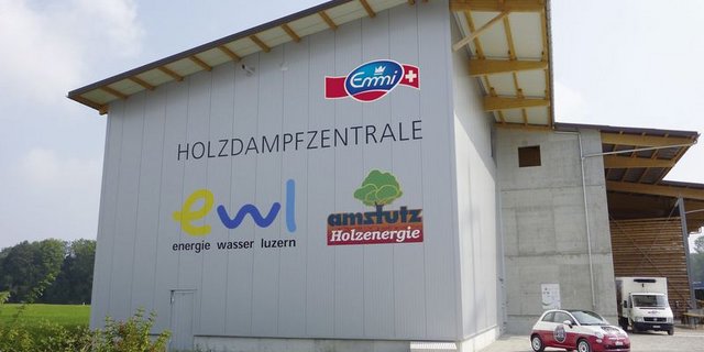 Seit rund 10 Jahren produziert Emmi im luzernischen Emmen mit erneuerbarer Energie: Die Holzschnitzelanlage erzeugt Dampf, welche die Milchverarbeiterin zur Herstellung von Milchprodukten benutzt. (Bild Emmi)
