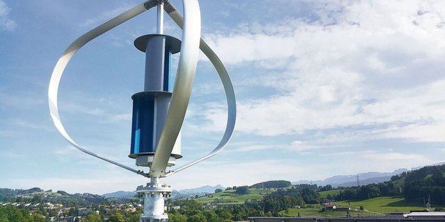 Im Gegensatz zu den bekannteren horizontalen Windrädern müssen sich vertikale Anlagen nicht nach dem Wind ausrichten und können auch turbulente Strömungen nutzen. 