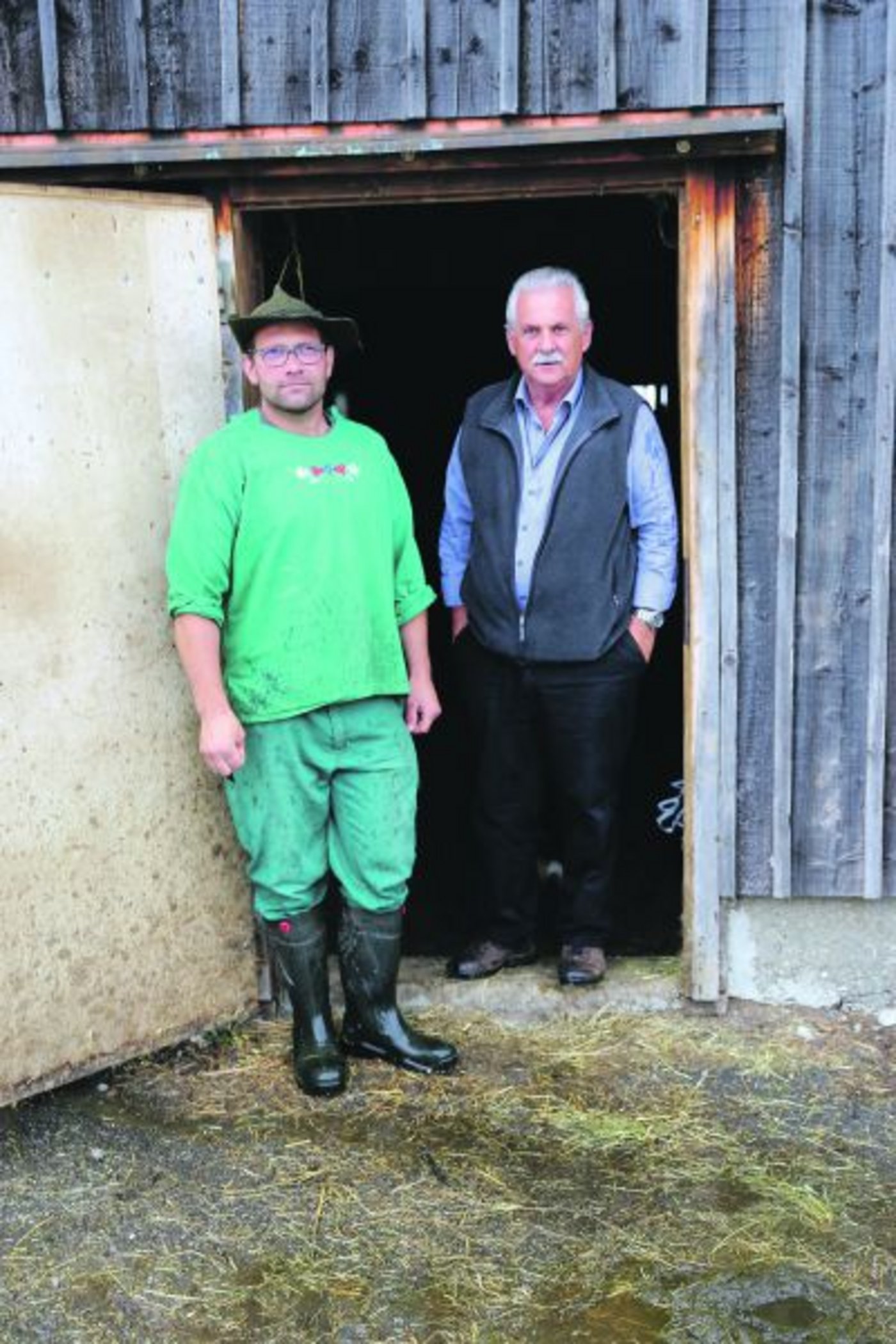 Älpler Hans Schnyder (links) und Alpgenossenschaftspräsident Balz Kessler konnten bisher wegen den BVD-Fällen in der Region noch nicht alle Alpplätze besetzen. (Bild reb)