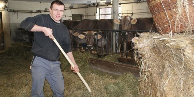 Will Erfahrungen sammeln, bevor er dereinst den Hof des Vaters übernimmt: Betriebshelfer Simon Tobler. (Bilder Michael Götz)