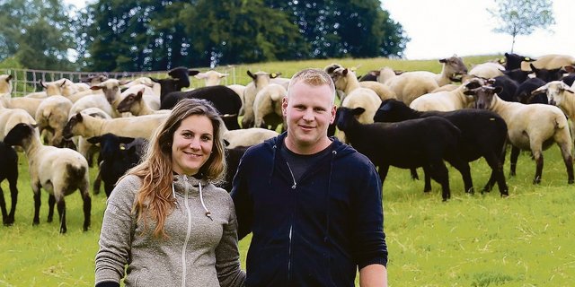 80 Prozent ihrer Mastlämmer vermarkten Priska Arnold und Reto Pfrunder über das Label «Zentralschweizer Lamm».(Bild Reto Betschart)