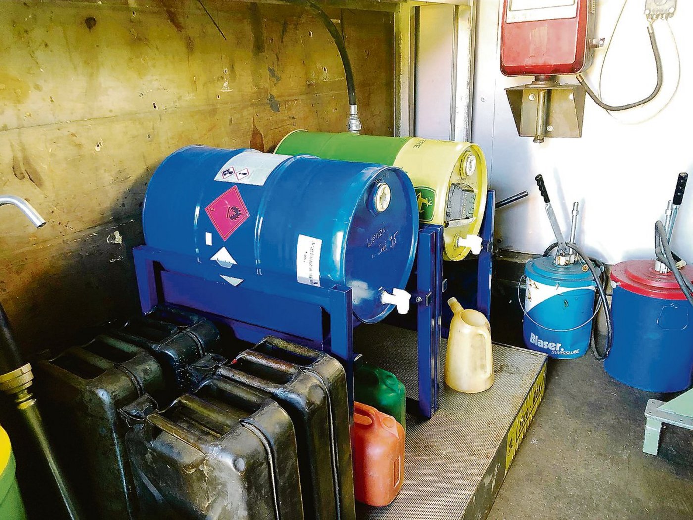 Schmierstofflager mit Auffangwanne unten. (Bild zVg)