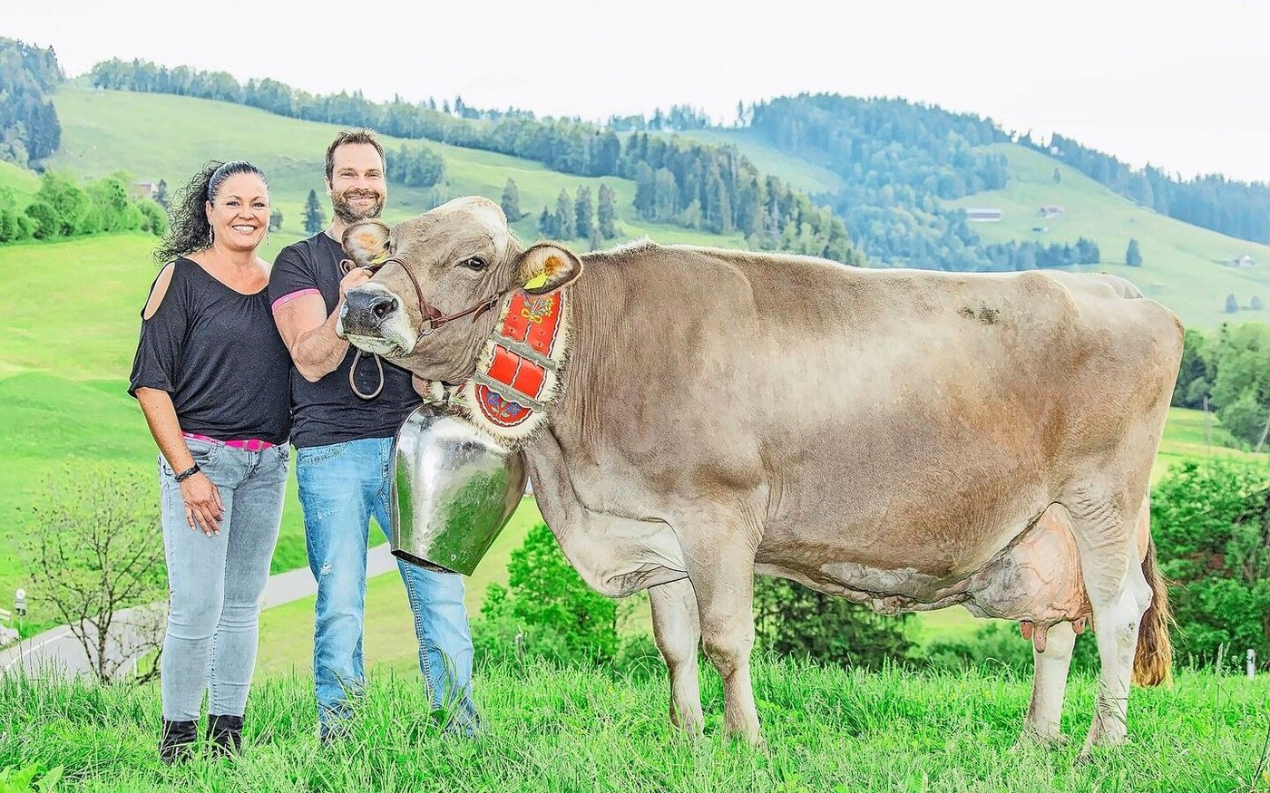 Hubert Kühne mit seiner Lebenspartnerin Manuela und seiner Spitzenkuh Dombo Sarine mit Jahrgang 2006. «Das war meine Topkuh», erzählt Kühne und bedauert noch immer, dass er Sarine letztes Jahr einschläfern musste.