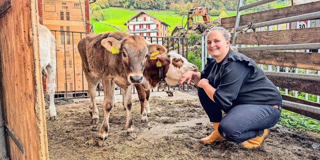 Angela Amstutz liebt Tiere. Die Kälber auf dem Hof haben keine Scheu vor ihr, wie das Bild beweist: Lieblingskalb Gioia hat die Bäuerin «zum Fressen gern».