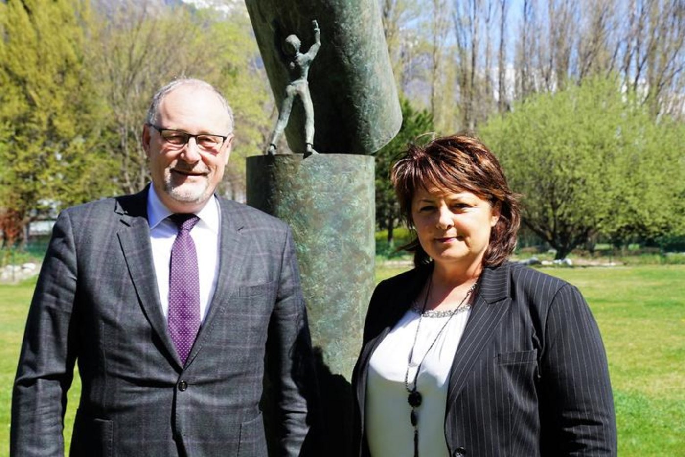 Francois Erard und Fabienne Bruttin setzen voll auf die Digitalisierung. Das Kunstwerk im Hintergrund trägt den Titel: «En plein effort.» (Bild mr)