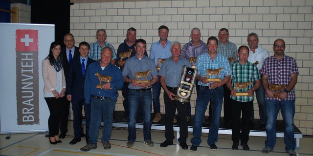 Die geeherten Züchter für ihre 125 000er-Kühe und die Fitness-Stars. Links aussen der Präsident Reto Grünenfelder und der Direktor Lucas Casanova. (Bild Peter Fankhauser)